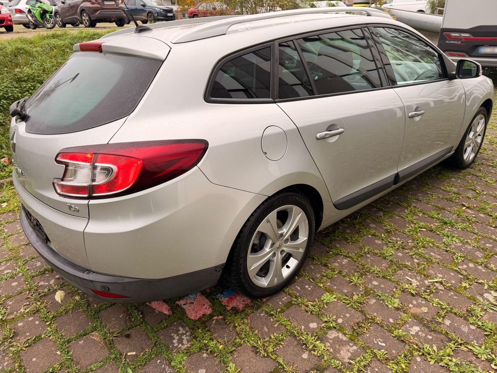 Renault Megane 2010 — engine 131 HP (96kW)