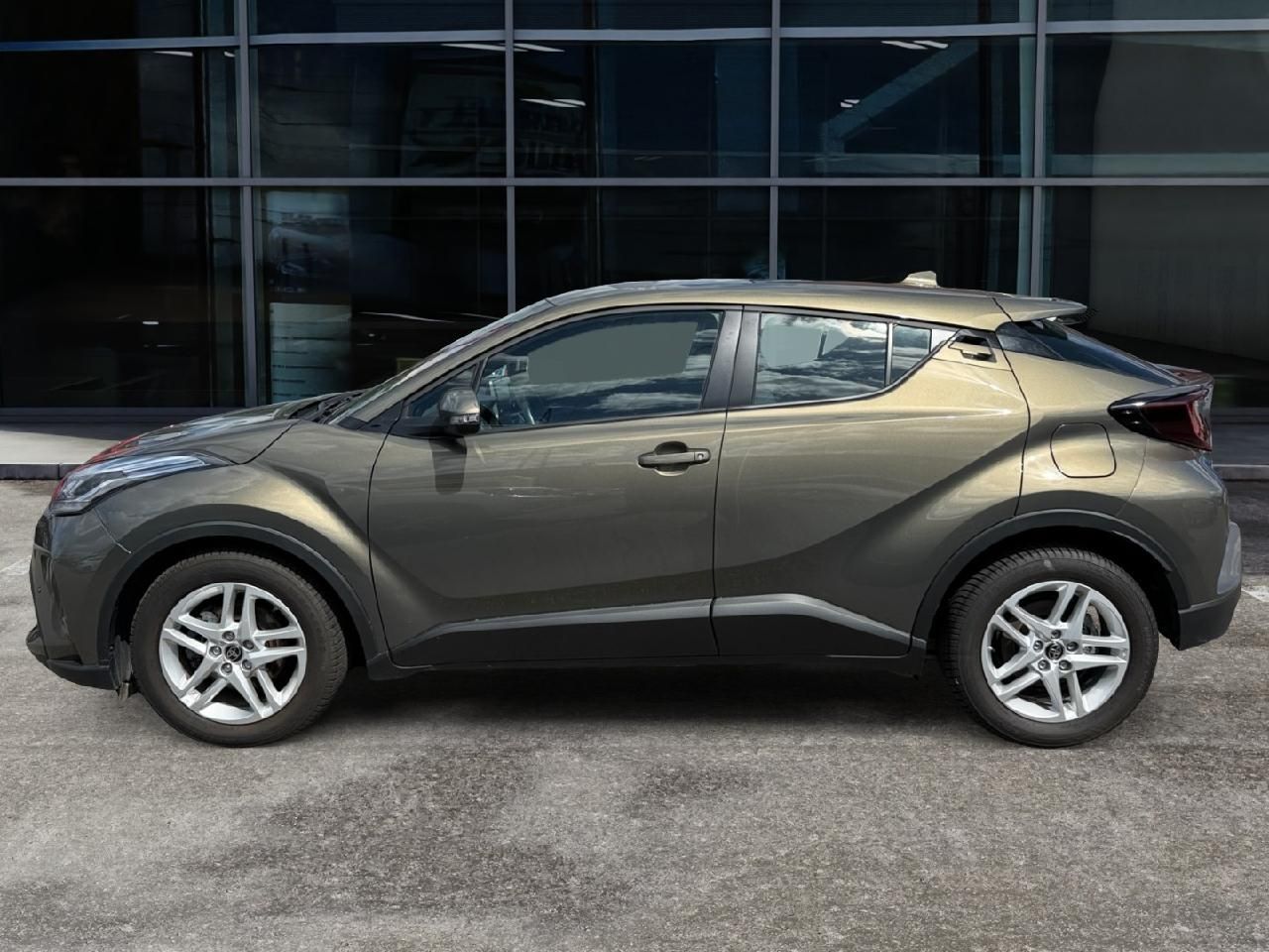 Fahrzeugabbildung Toyota C-HR Hybrid Team D