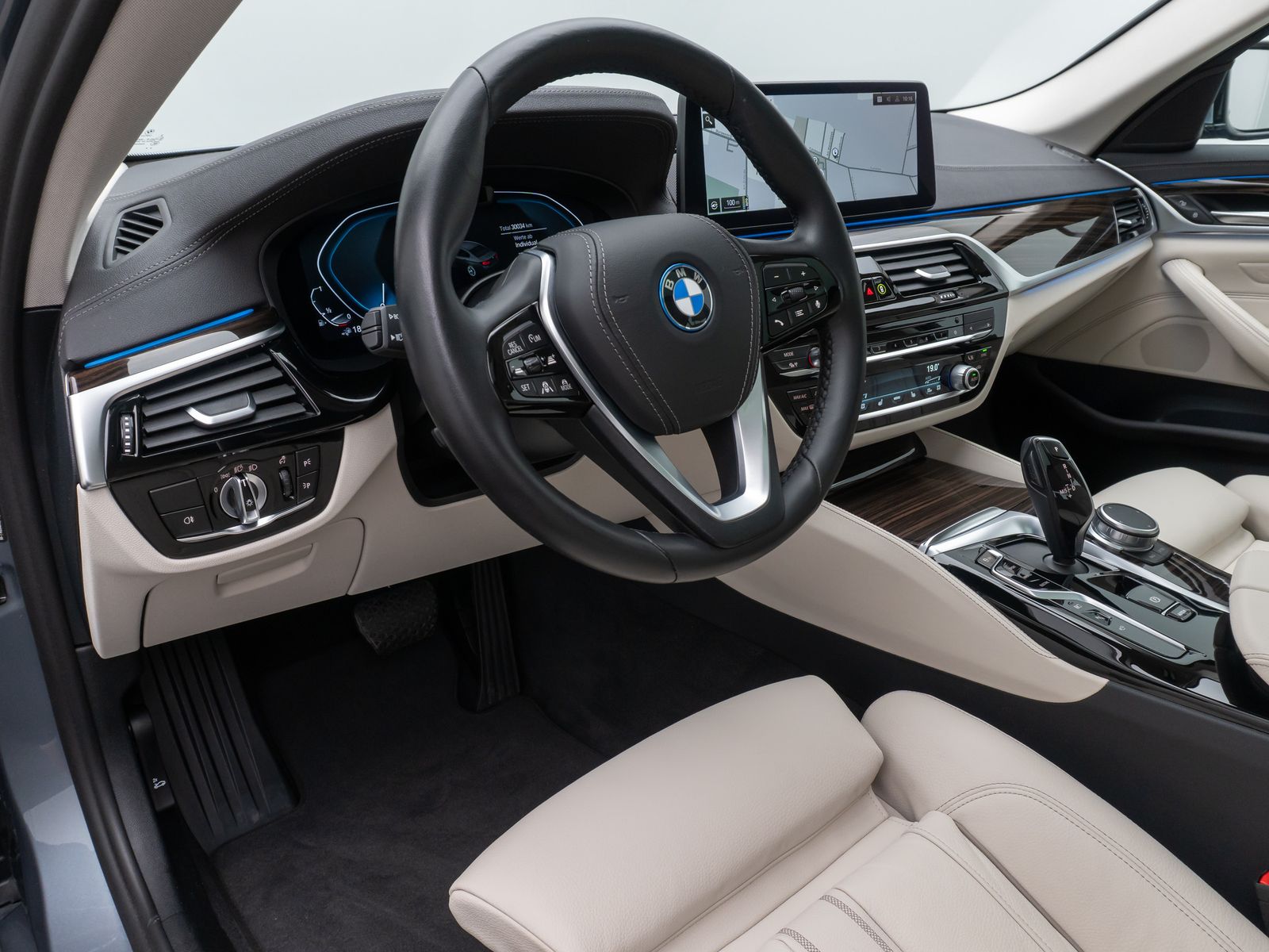 Fahrzeugabbildung BMW 530e Luxury Line 360°Glasdach Laser HUD DAB HiFi