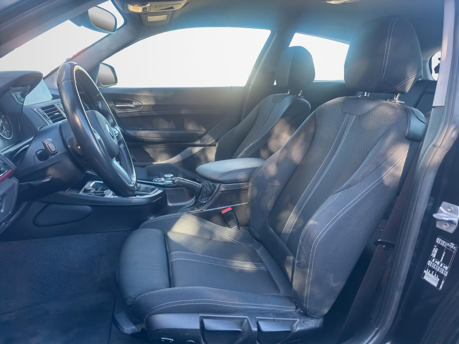 BMW 120i*Sport Line* TEMPOMAT*LED*NAVI*PDC*