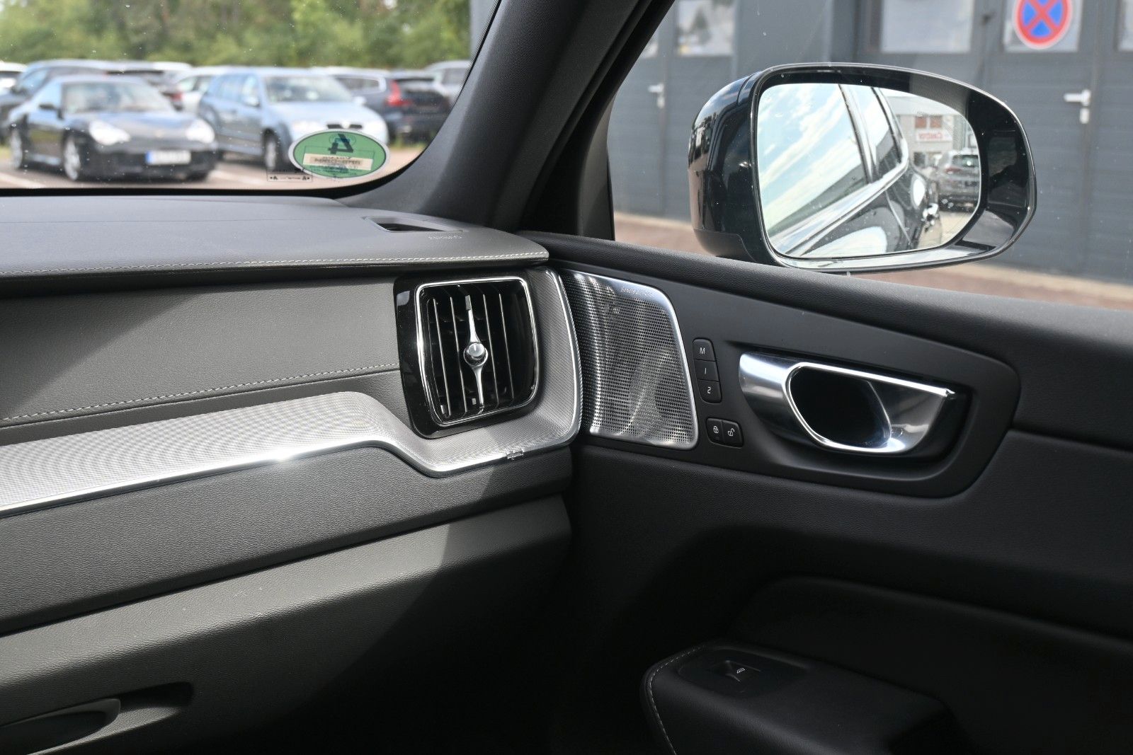 Fahrzeugabbildung Volvo XC60 B5D AWD R-Design*LED*PANO*STHZ*LUFT*B&W*AHK