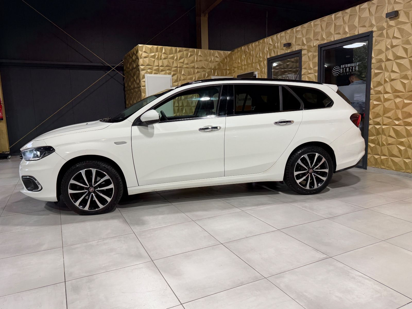 Fahrzeugabbildung Fiat Tipo/AUTOMATIK/LED/NAVI/KAMERA/SHZ