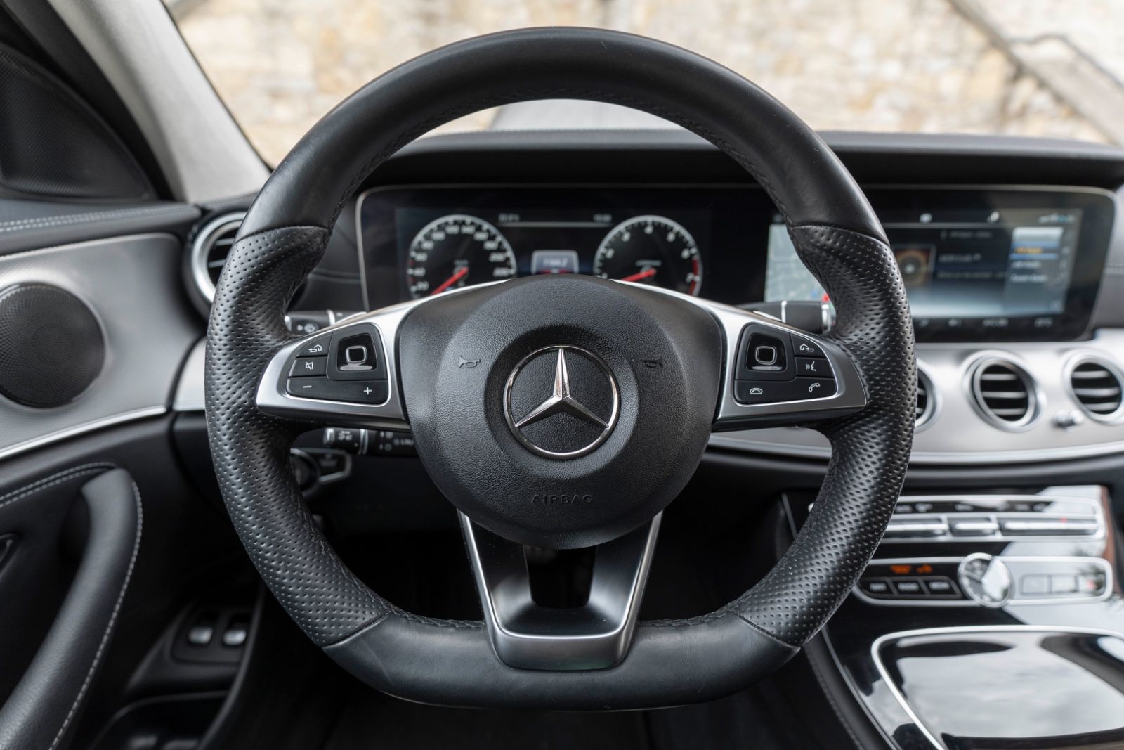 Fahrzeugabbildung Mercedes-Benz E 400 AMG 4MATIC LED KAM NAV ALC 8FACH AHK ACC