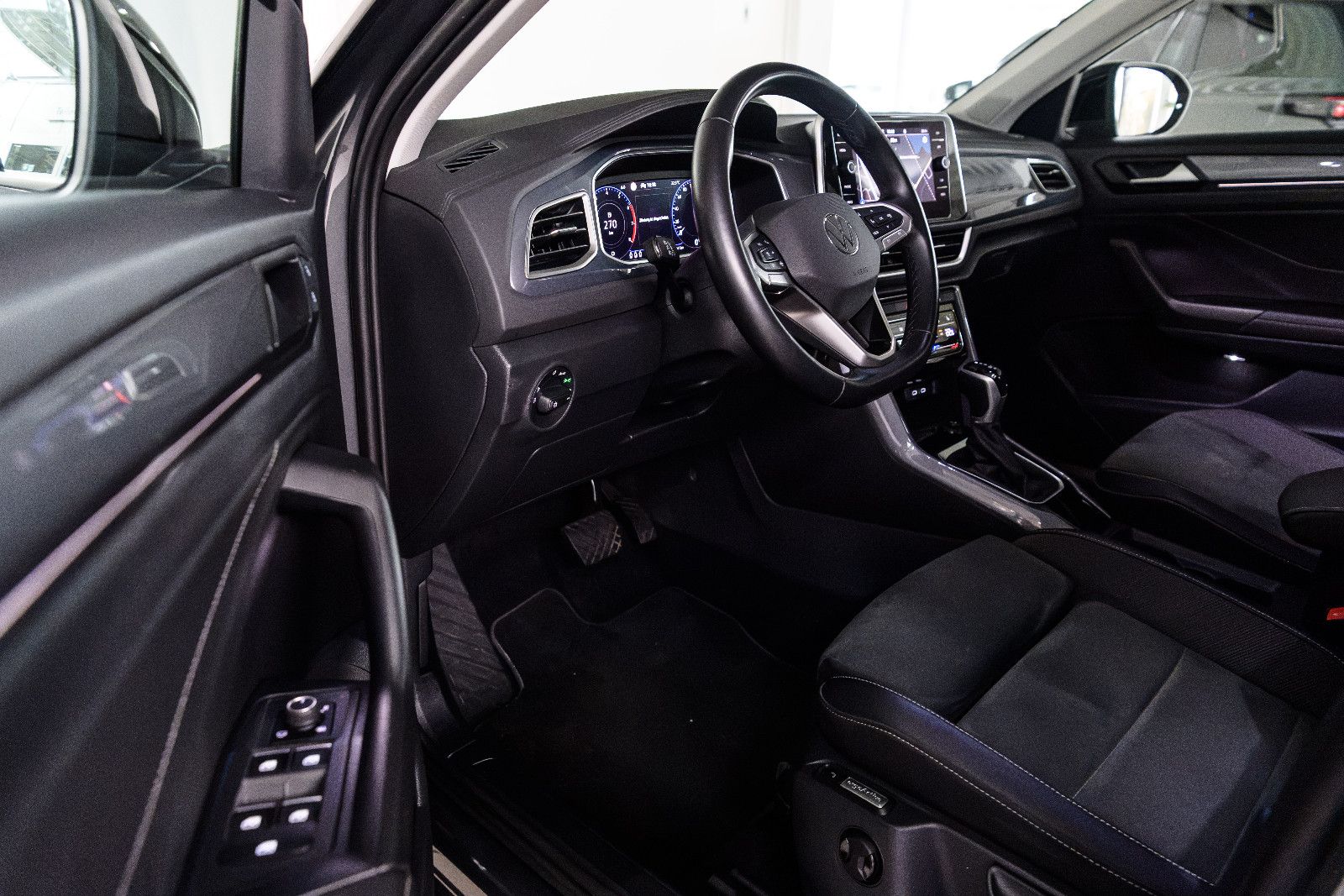 Fahrzeugabbildung Volkswagen T-Roc Style 1.5l TSI DSG +Navi +AHK +ACC +LED