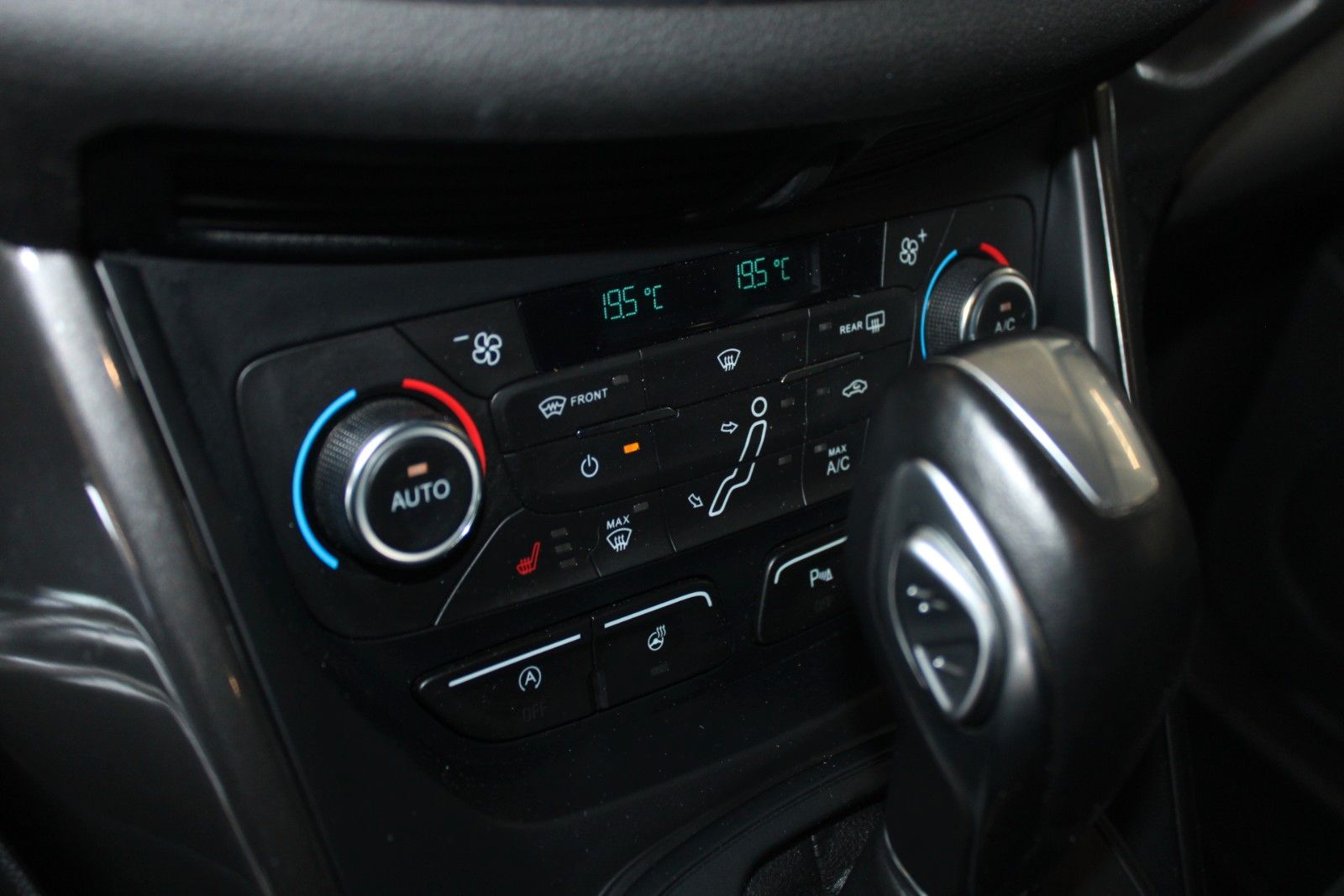 Fahrzeugabbildung Ford C-Max 1,5 Titanium Automatik NAVI AHK WinterPak