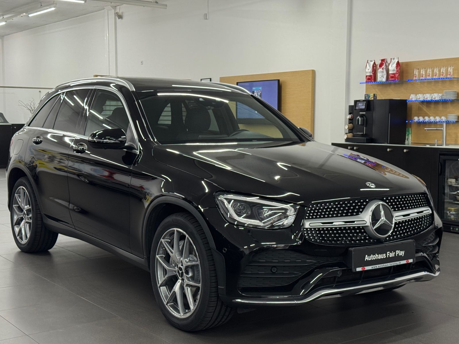 MERCEDES-BENZ GLC 300 d AMG/LED/PANO/AHK/LEDER/20"/U-FREI!