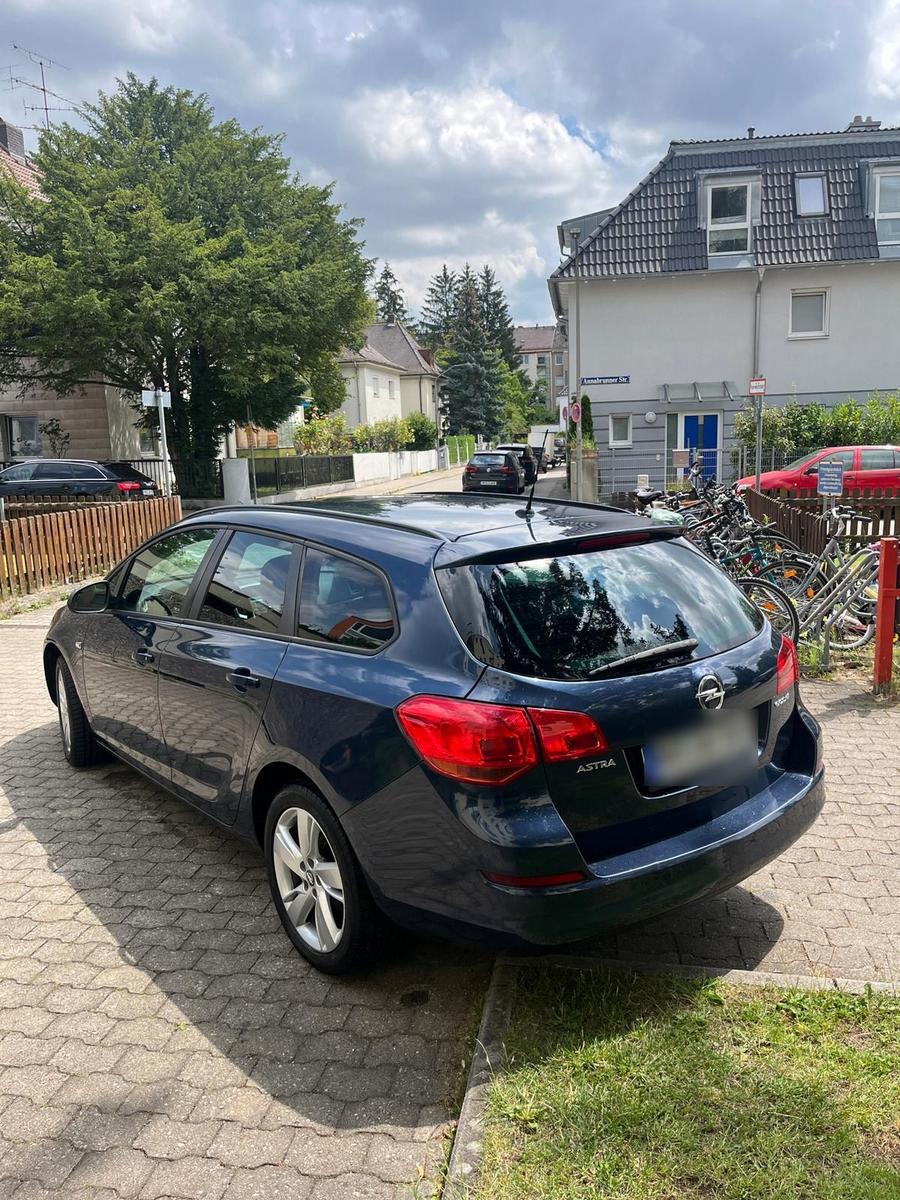 Opel Astra 2011 — rear view