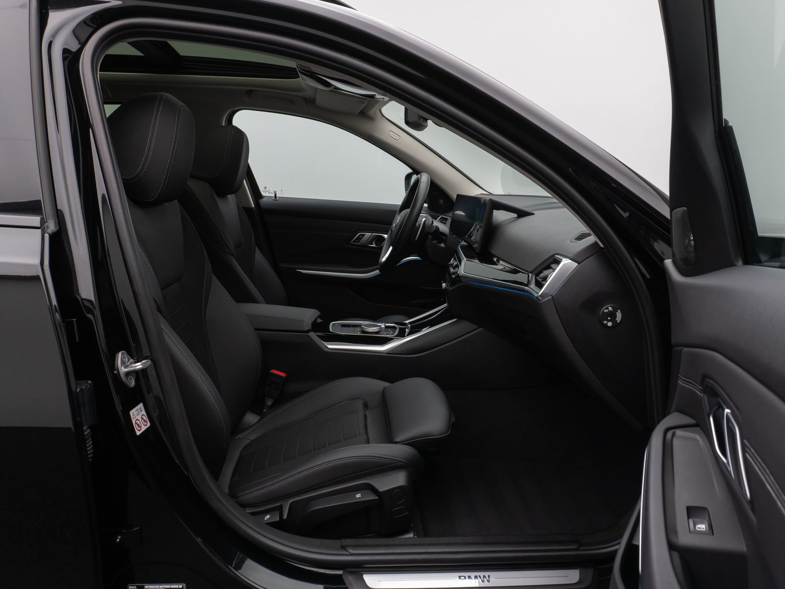 Fahrzeugabbildung BMW 330e xD Panoram Kamera HUD DAB H/K Stop&Go Sport