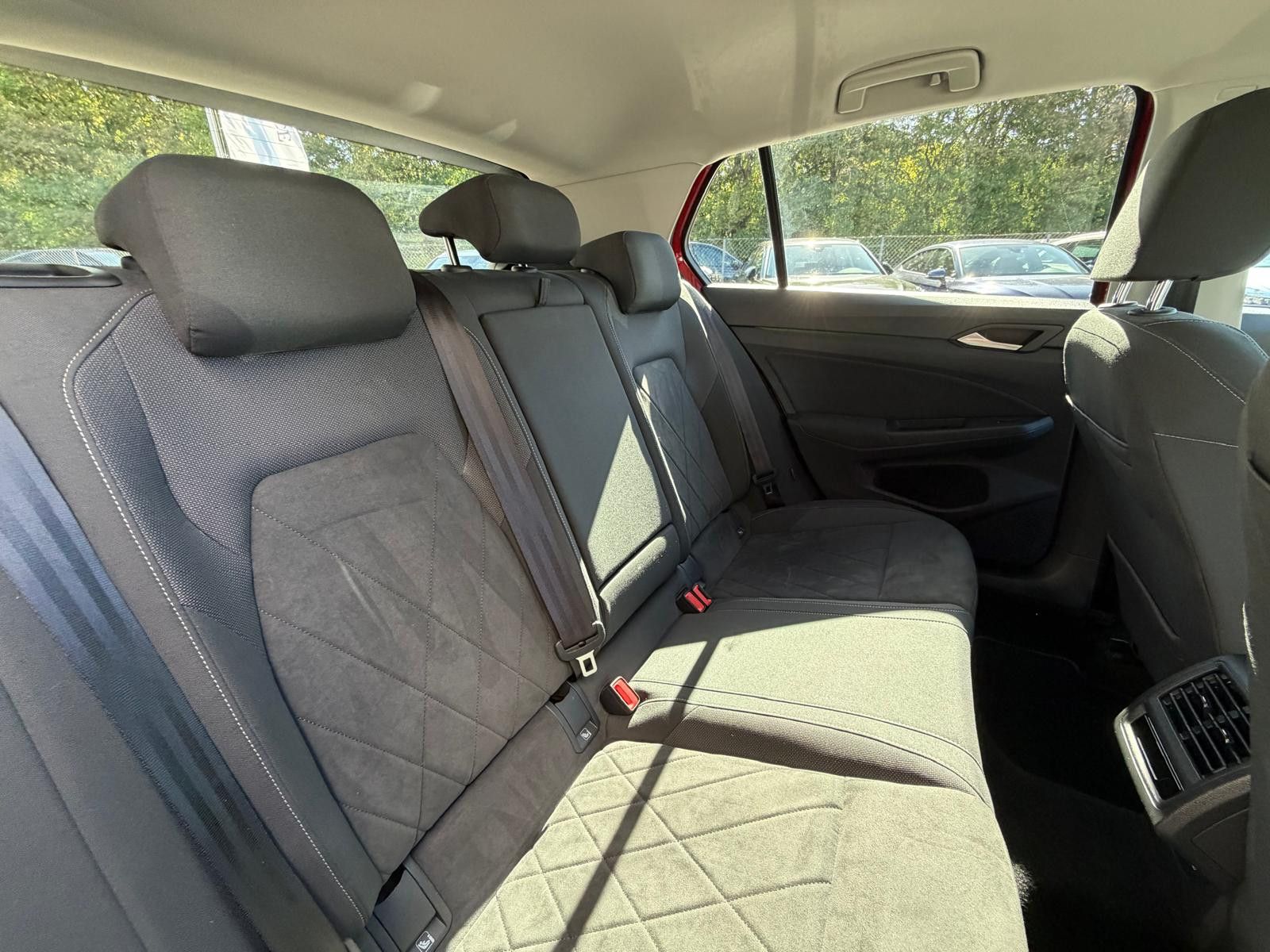 Fahrzeugabbildung Volkswagen Golf 1,5 eTSI Style >VIRTU+MEMO+LED+MASS+SHZ+ACC