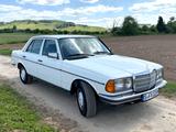 Mercedes-Benz 280 W123 Automatik, Klima, TÜV neu - Mercedes-Benz 280 Limousine W123 mit Benzin-Antrieb