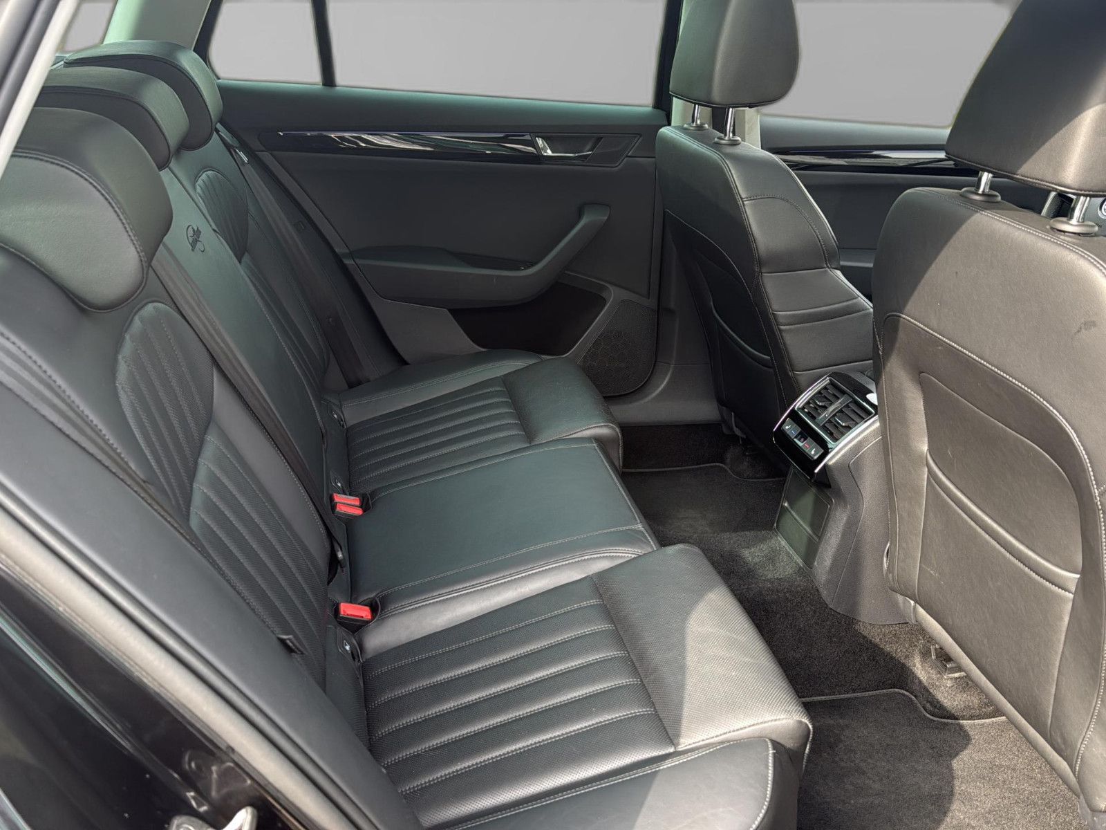 Fahrzeugabbildung SKODA Superb Combi L&K 4x4/ unfallfrei