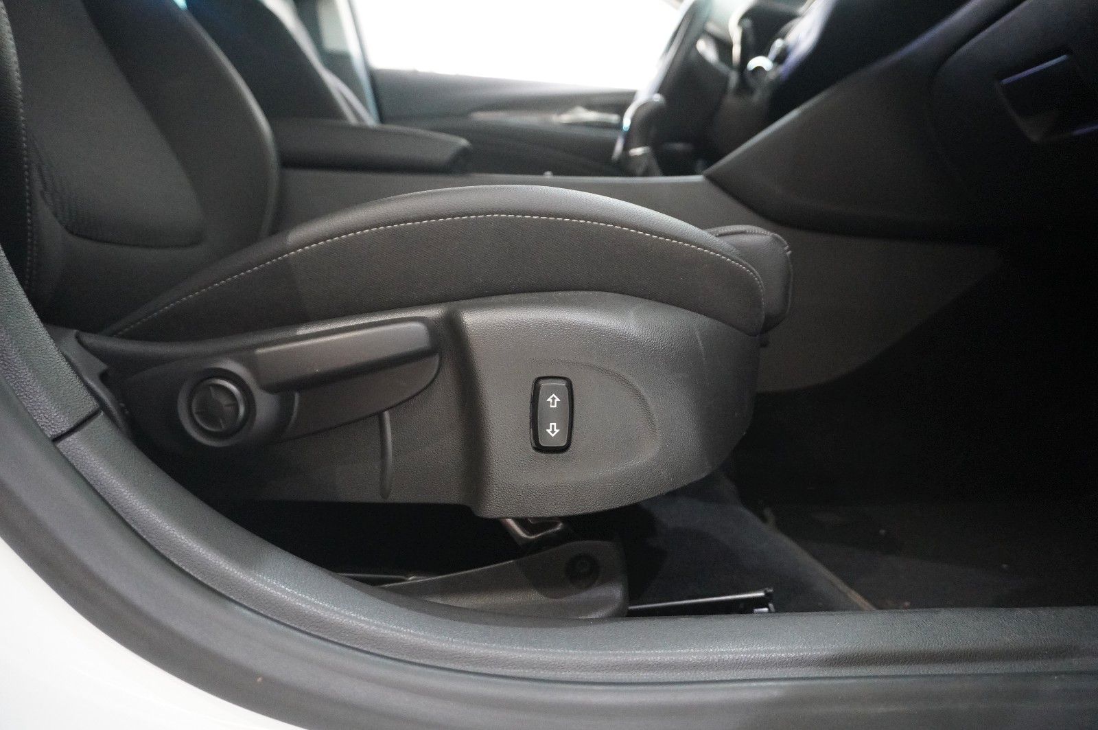 Fahrzeugabbildung Opel Insignia B GS 1.5T DYNAMIC NAVI/LED/SPORT/SH/AHK