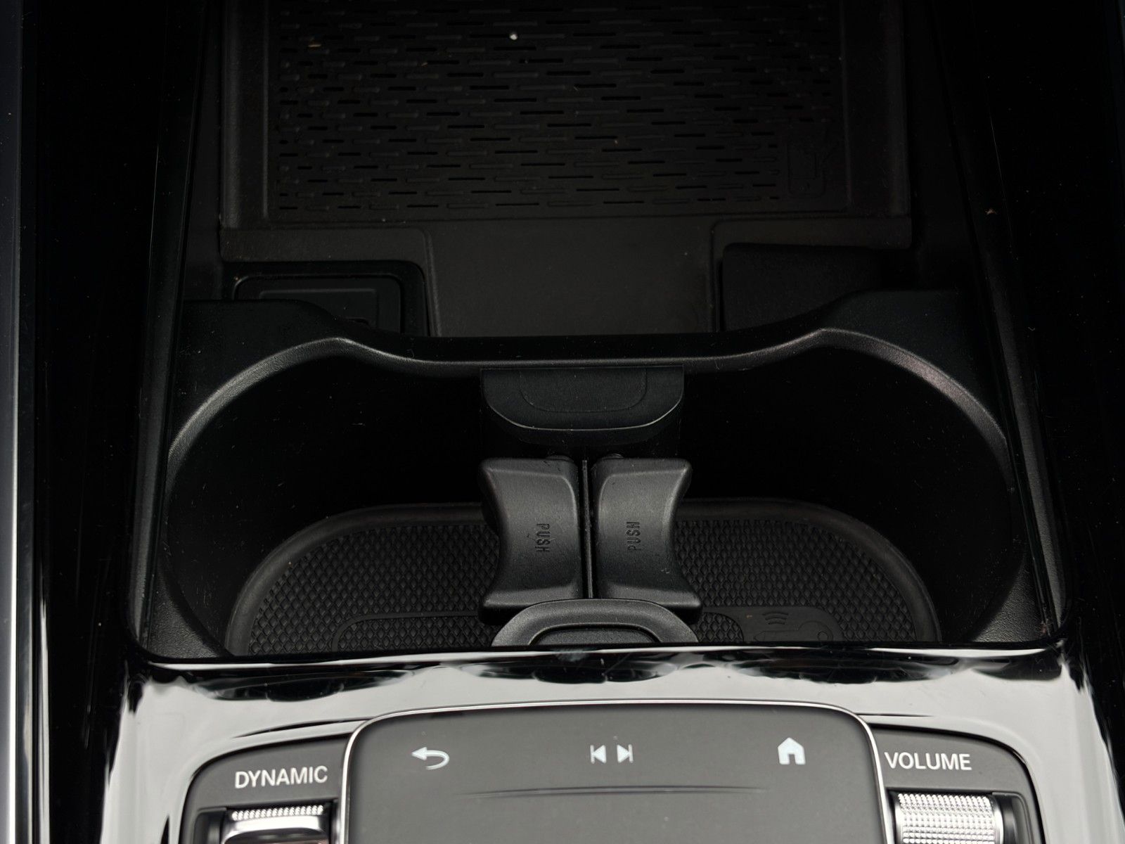 Fahrzeugabbildung Mercedes-Benz GLA 200 7G-DCT Progressive CarPlay Temp CAM AHK