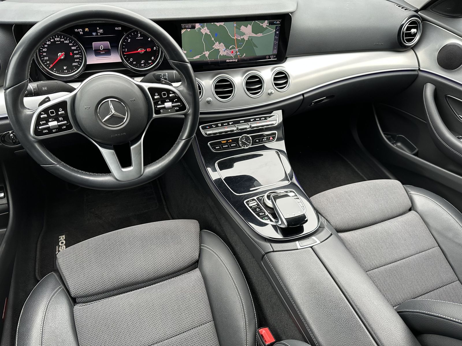 Fahrzeugabbildung Mercedes-Benz E 220d Limousine Avantgarde NAV+LED+AHK+CARPLAY