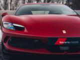 Ferrari 296 GTB Rosso Mugello / Surround View / Lift / C - Ferrari 296 GTB: Sportwagen