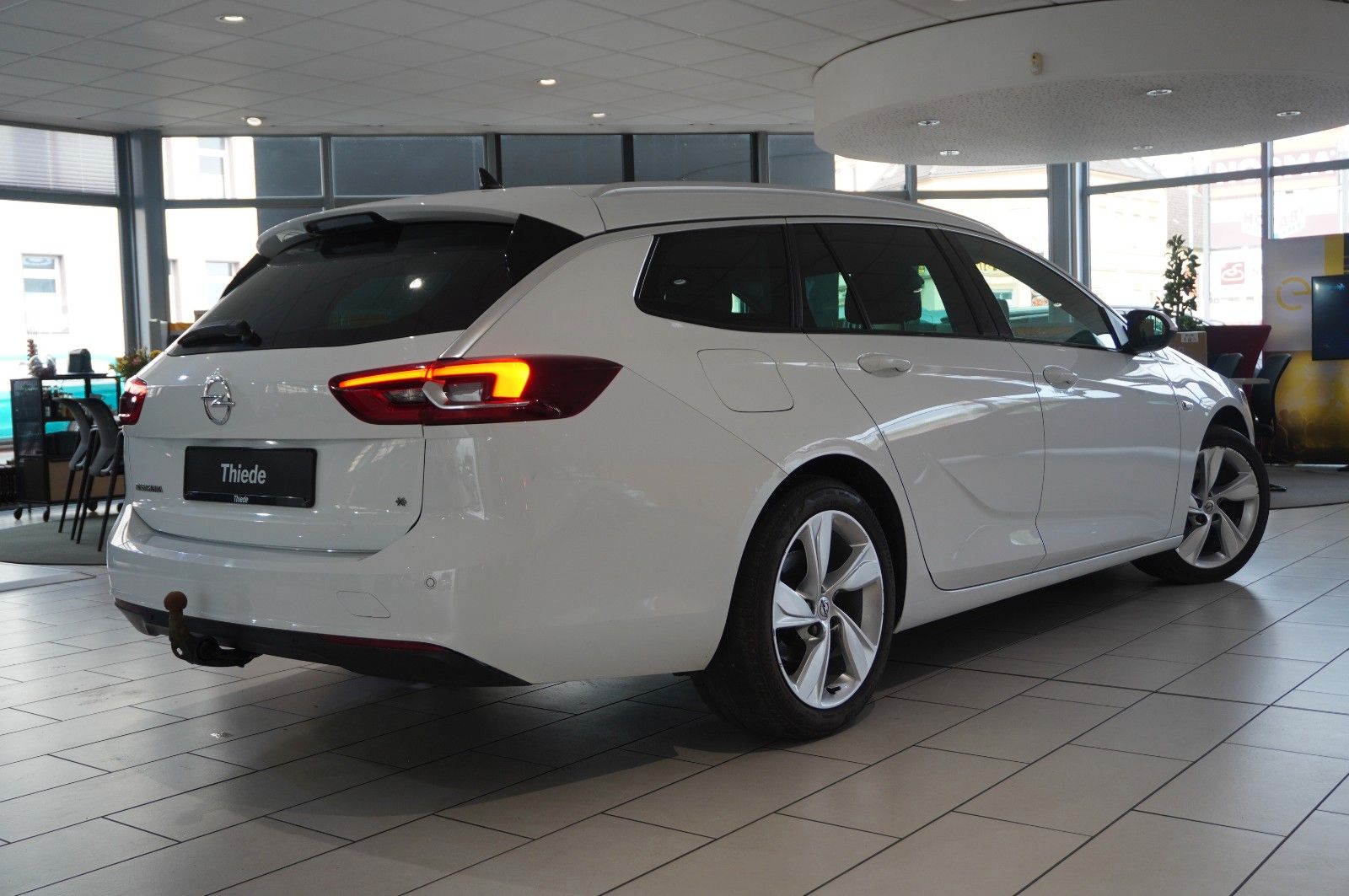 Fahrzeugabbildung Opel Insignia B ST 2.0D DYNAMIC 4X4 NAVI/LED/SHZ/AHK