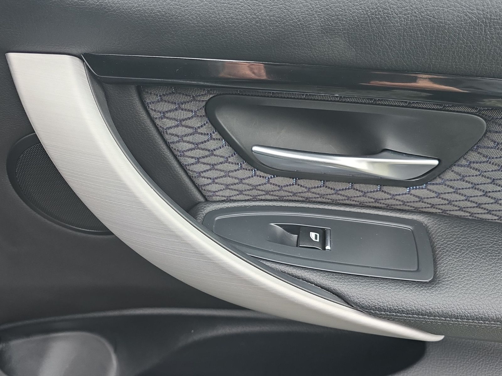 Fahrzeugabbildung BMW 330 e iPerformance M-Sportpaket +LED+ALCANTARA