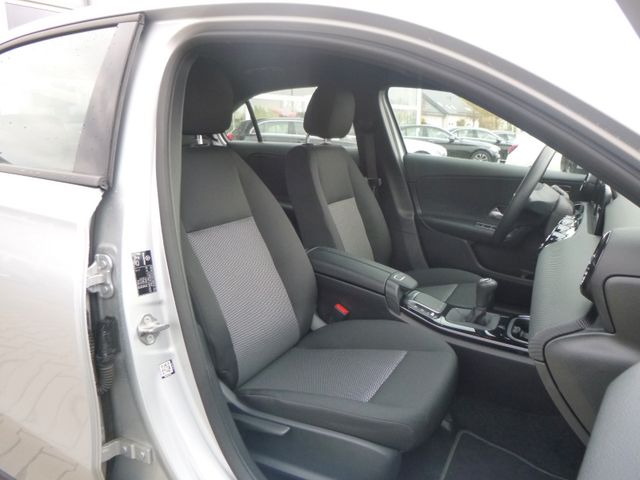 Fahrzeugabbildung Mercedes-Benz A 180 Limousine >NAV/LED/KAM/PDC/SHZ<