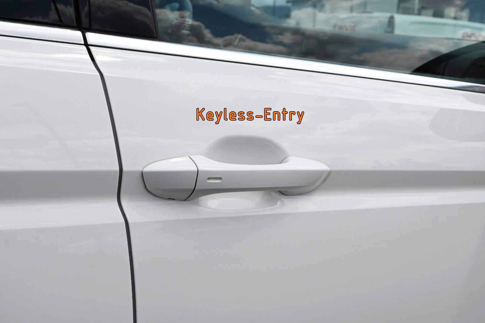 Fahrzeugabbildung Volkswagen Touran 2.0 TDI DSG R-Line °ACC°AHK°PANORAMA°KAM°