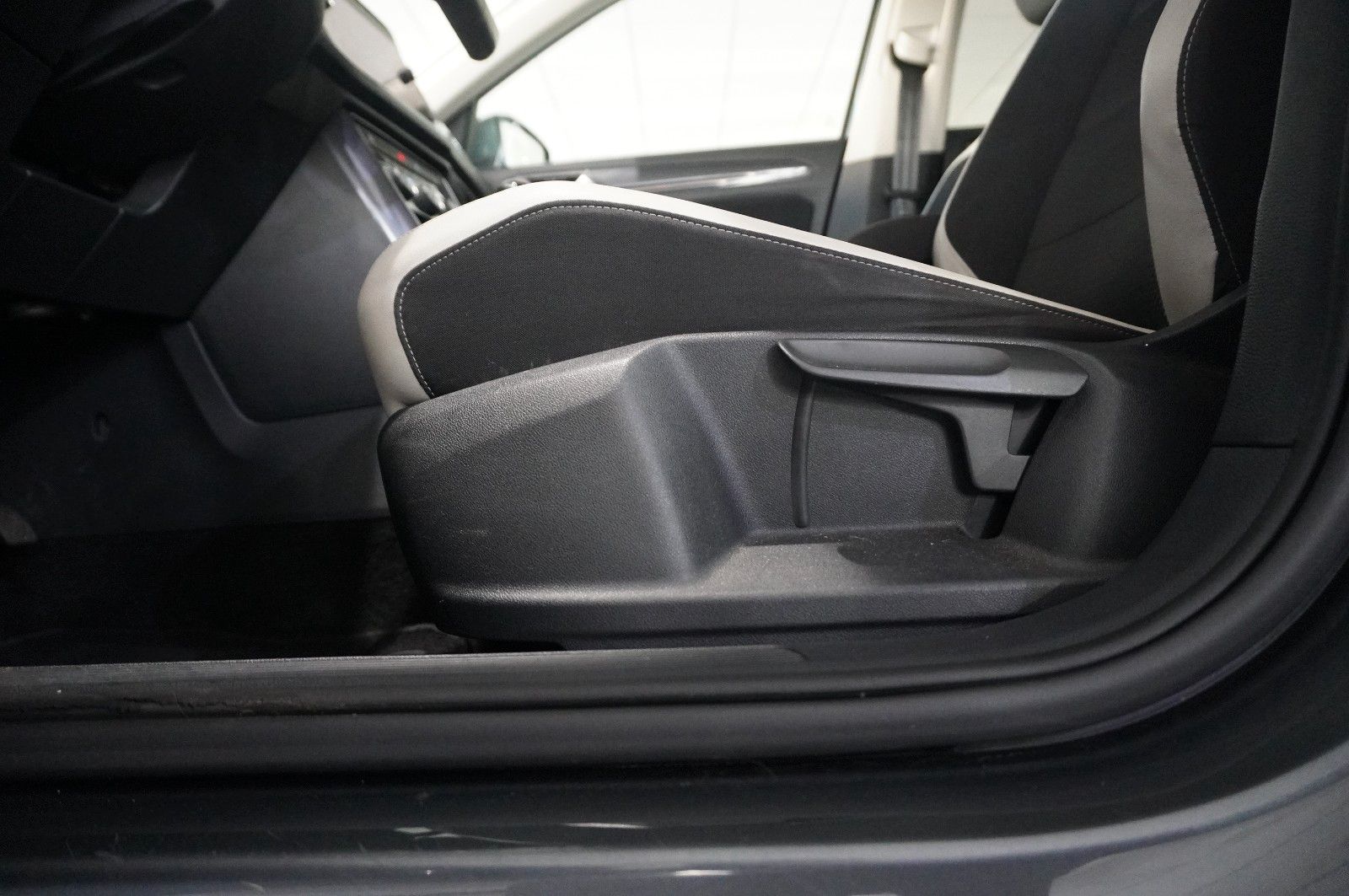 Fahrzeugabbildung Volkswagen T-Roc 1.5 TSI R-LINE SPORT NAVI/LED/KAMERA/VIRT.