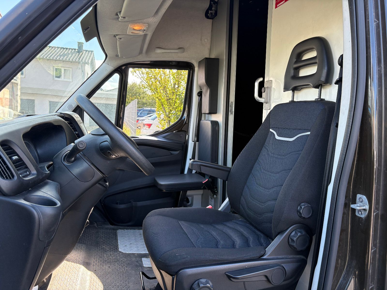 Fahrzeugabbildung Iveco Daily Kasten HKa 35 S ... V Radstand 4100/2-SITZ