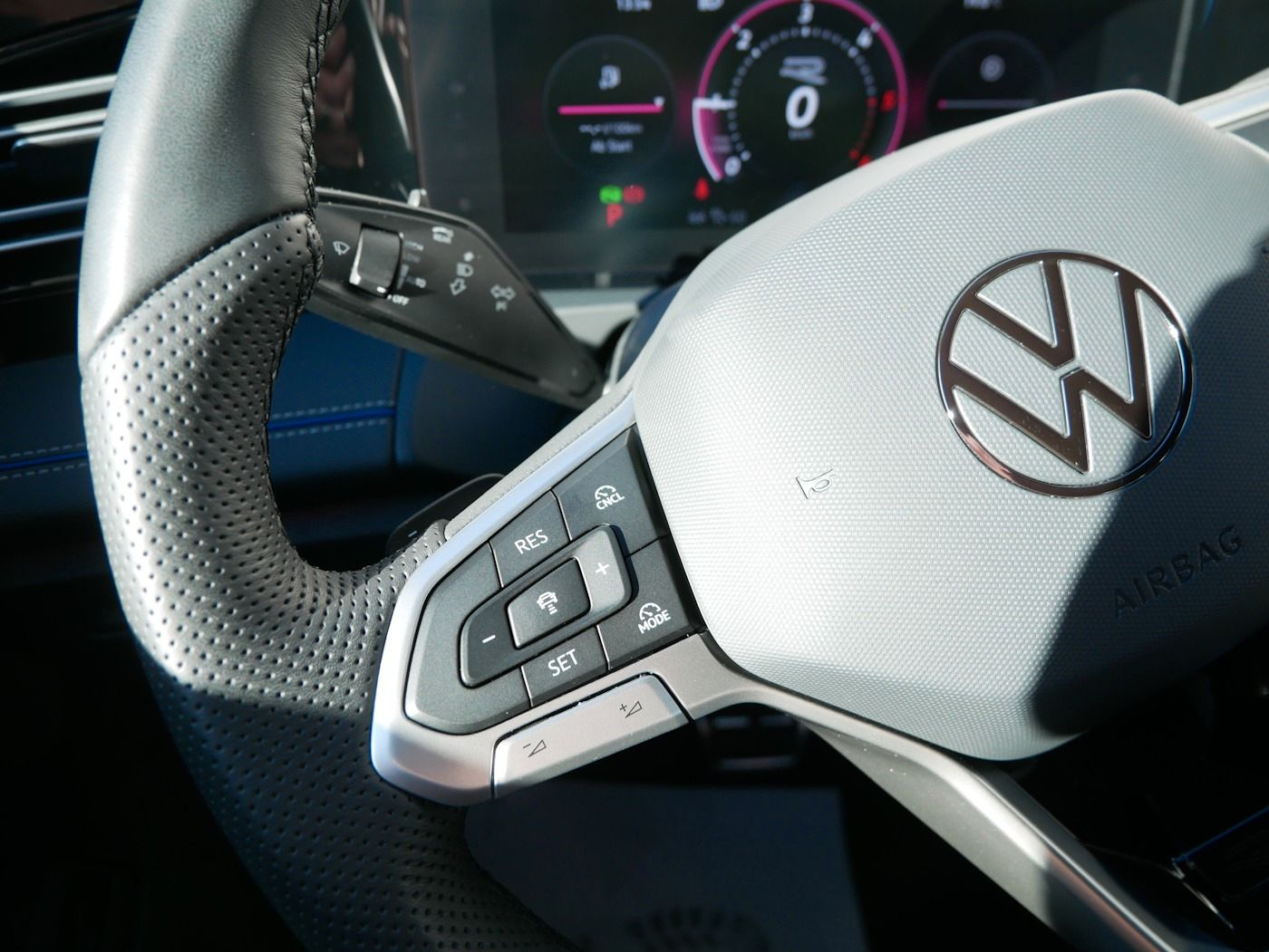 Fahrzeugabbildung Volkswagen Tiguan 2.0 R-Line NEU63T DSG AHK Kamera Matrix