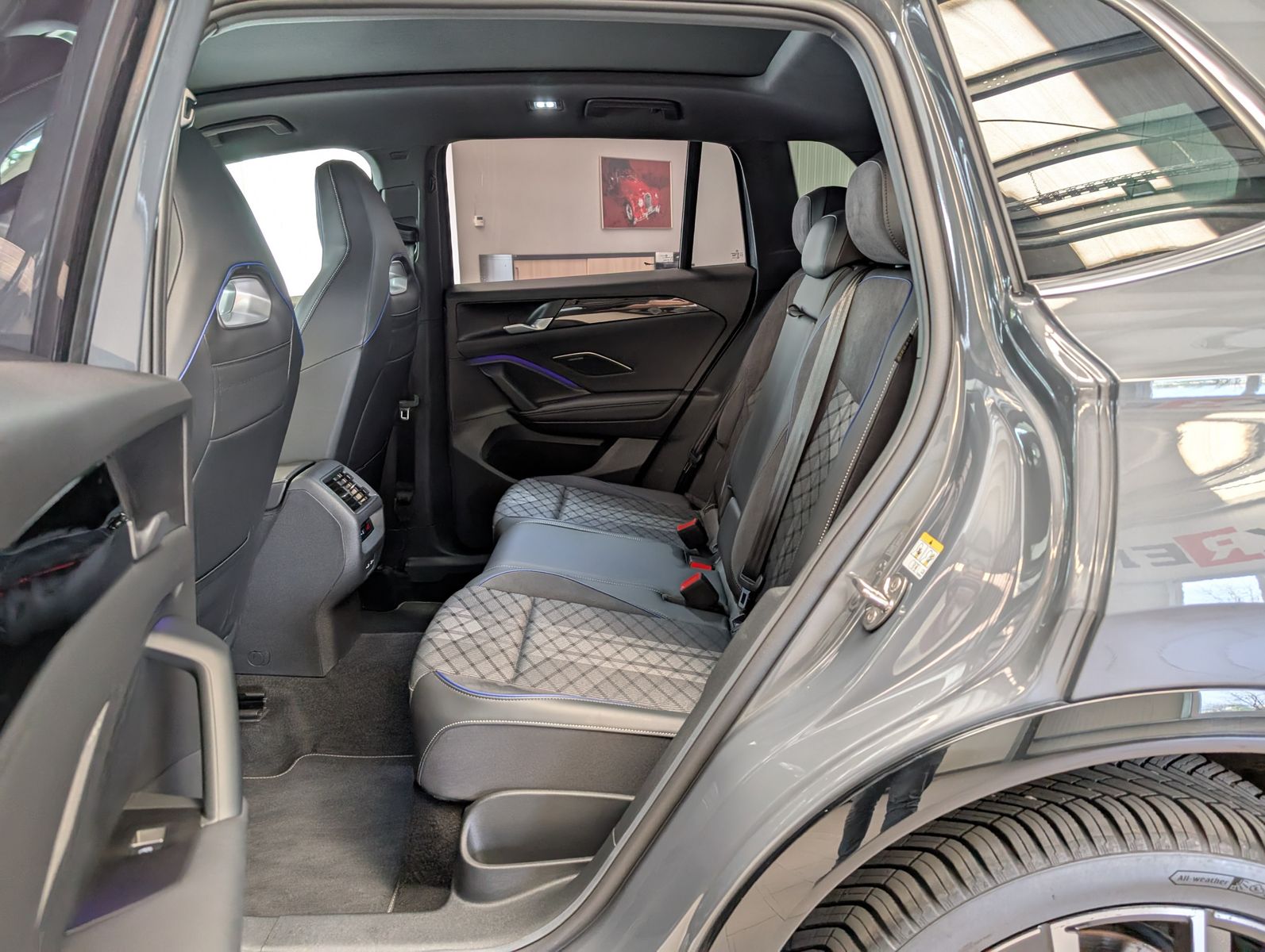 Fahrzeugabbildung Volkswagen Tiguan 2.0TDI R-Line 4M Pano H/K AHK Matrix 20"