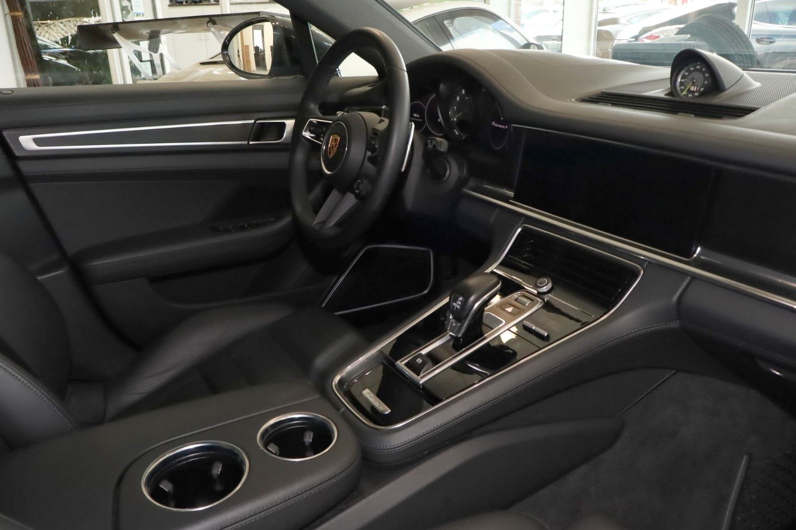 Fahrzeugabbildung Porsche Panamera Sport Turismo 4 E-Hybrid Platinum Edt.