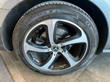 MYAUTOCENTER – Gebraucht- und Jahreswagen mit Werkstattservice in Pfaffenhofen Mercedes-Benz E 220 E Limousine *AVANTGARDE*KAM*HUD*AHK*PDC*