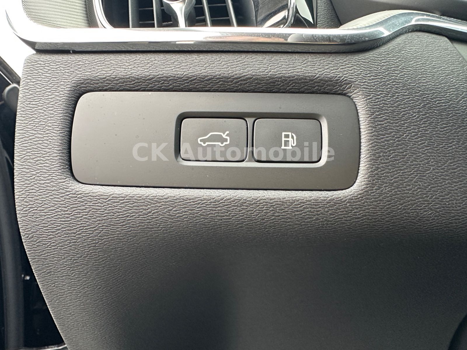 Fahrzeugabbildung Volvo XC60 T6 AWD Recharge Plus Dark/Pano/BLIS/AHK