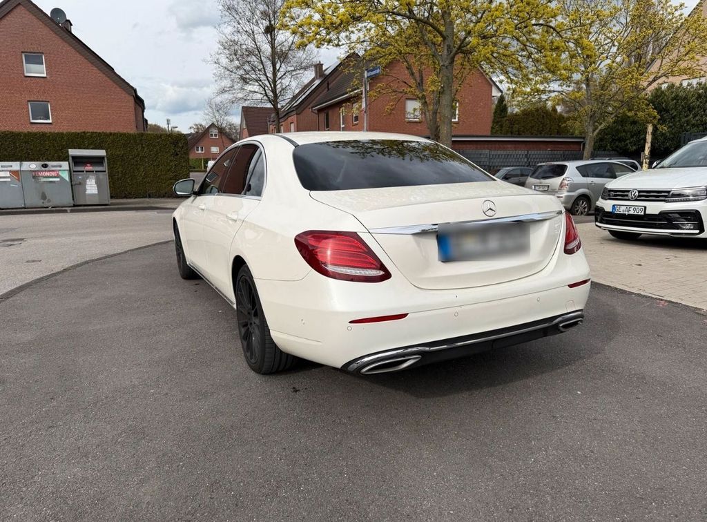 Image of Mercedes-Benz E 200