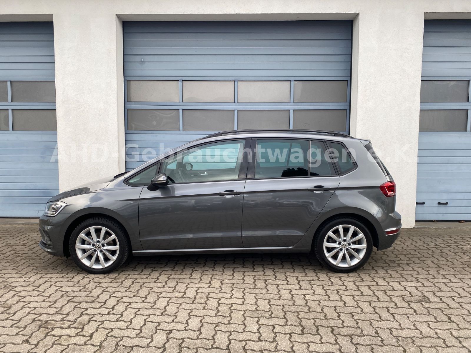 Fahrzeugabbildung Volkswagen Golf Sportsvan VII 1.5 TSI LED Navi PDC Kamera