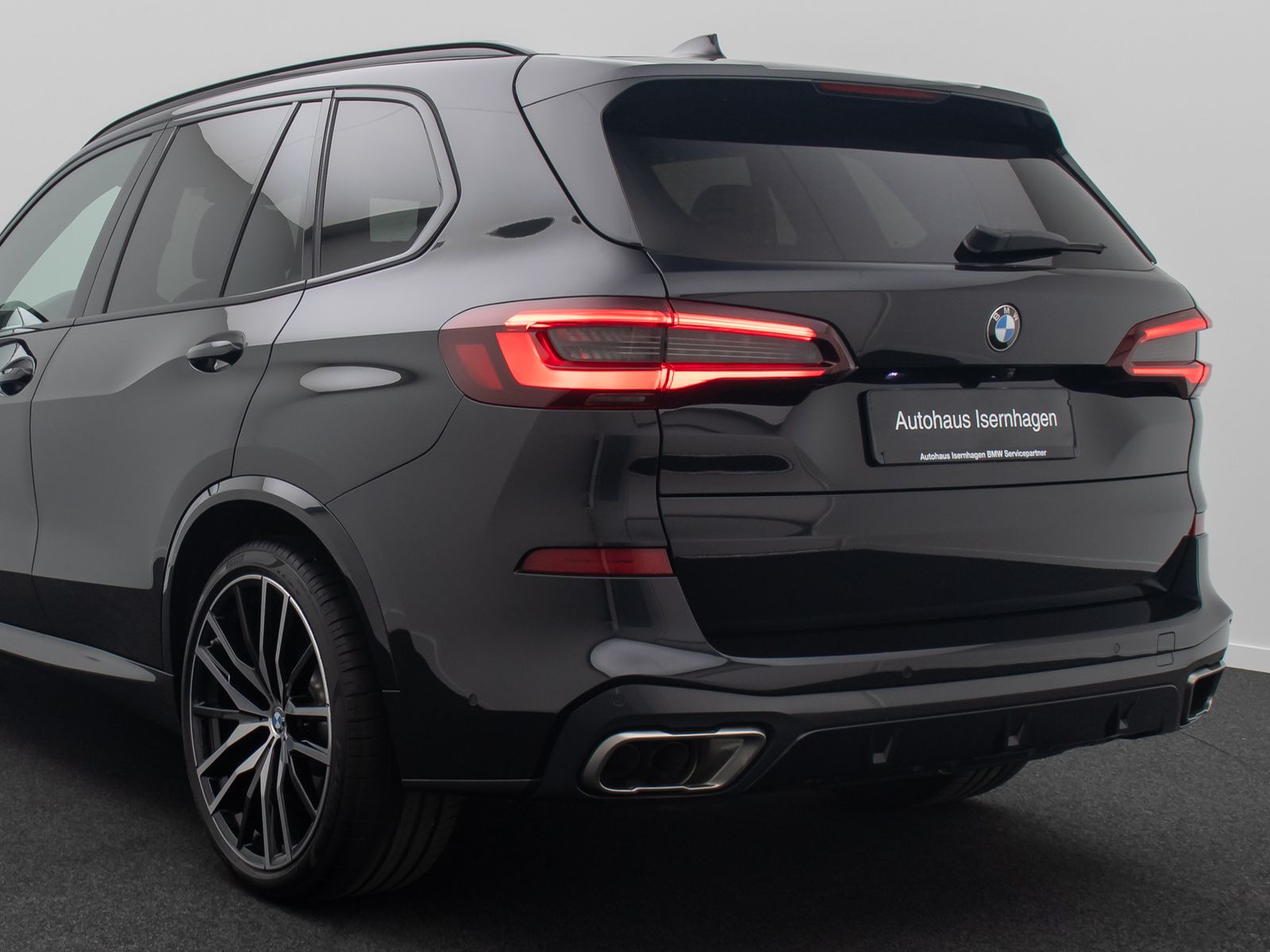 Fahrzeugabbildung BMW X5 M50i 360&deg; HUD Laser SoftCl DispKey Panorama