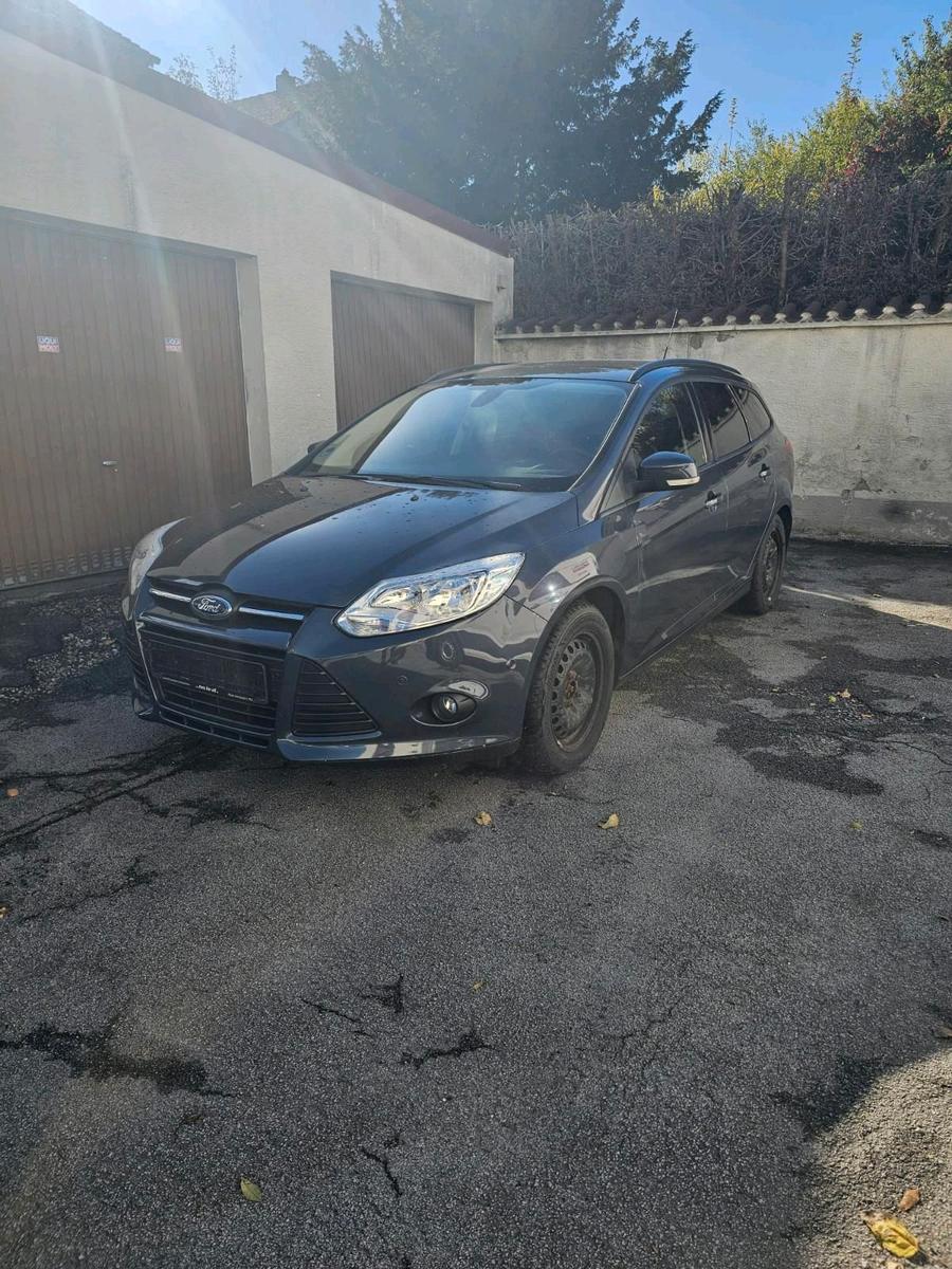 Ford Focus 2013 — вигляд ззаду
