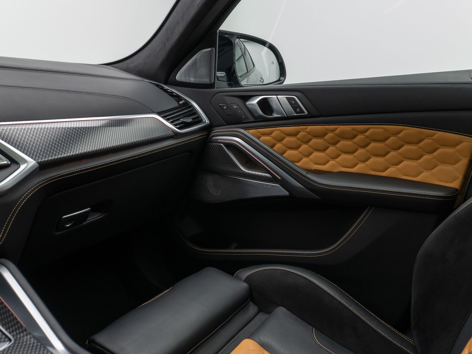 Fahrzeugabbildung BMW X6 M Panorama 360°Laser B&W Massage SoftCl AHK