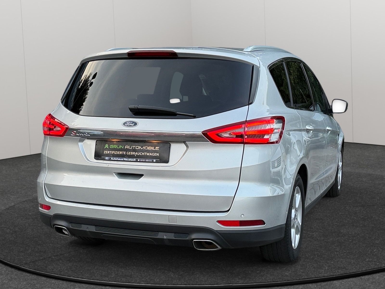 Fahrzeugabbildung Ford S-MAX Titanium/LED/AHK/7-Sitzer/8.Fach/Automatik