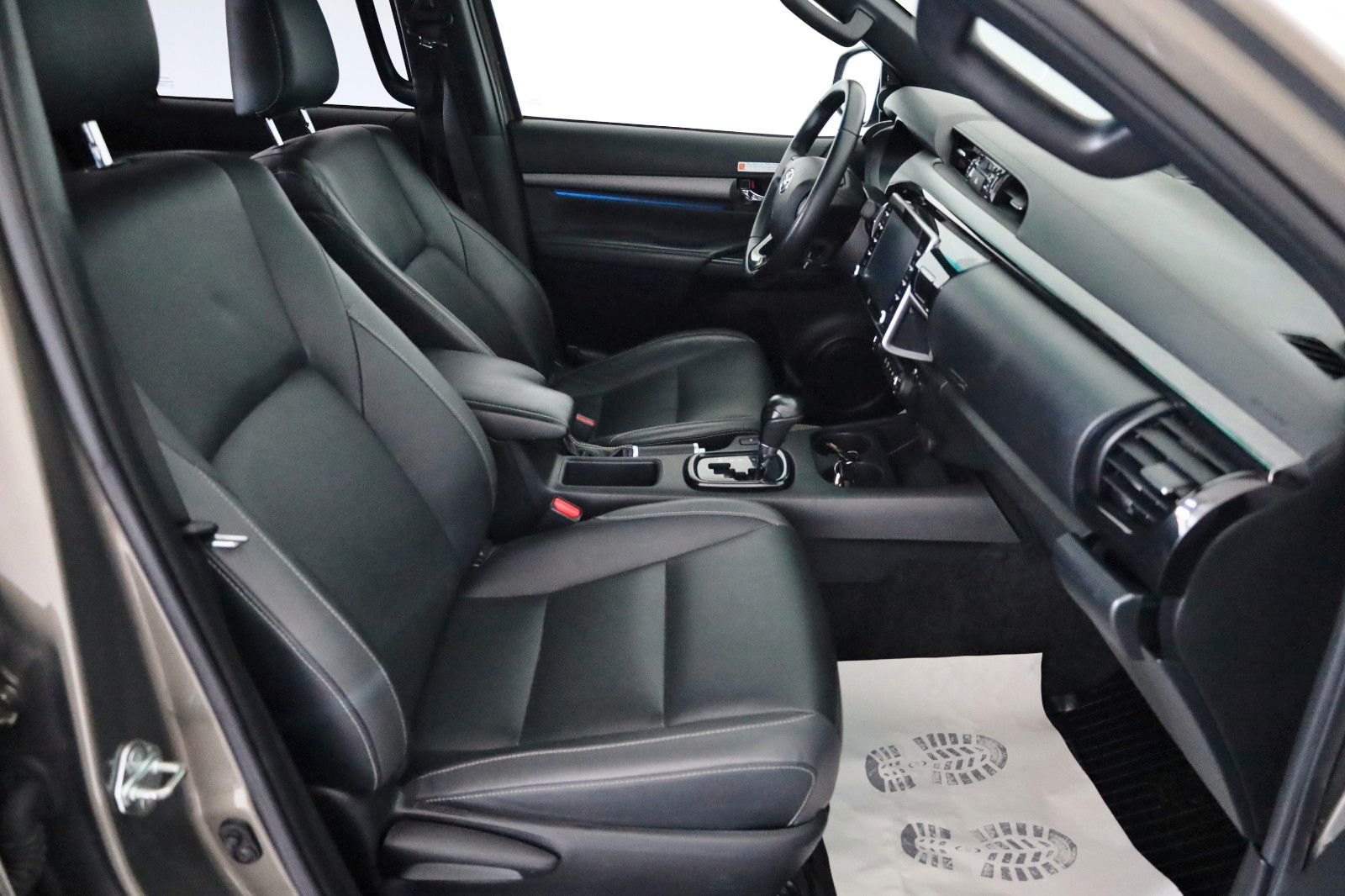 Fahrzeugabbildung Toyota Hilux 2.8 D-4D Invincible,ACC, AHK, Rollo +Bügel