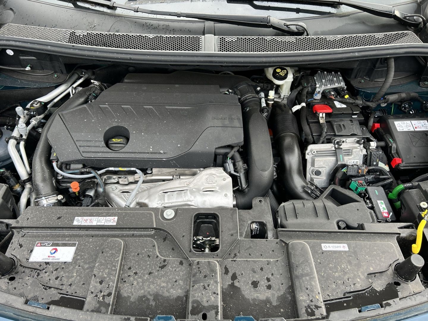 Fahrzeugabbildung Peugeot 3008 Hybrid 225 Allure 1.6 Plug-In *Sitzheizung*