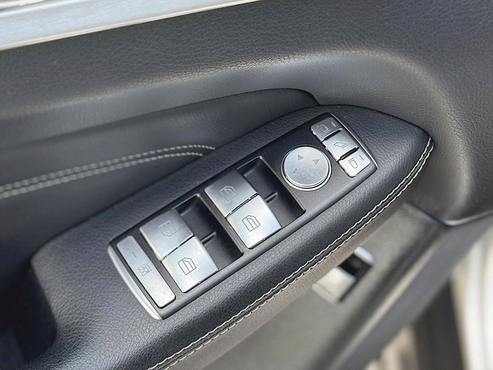 Fahrzeugabbildung Mercedes-Benz ML 400 AMG Sport-Paket 4Matic *Bi-Xenon*LED*
