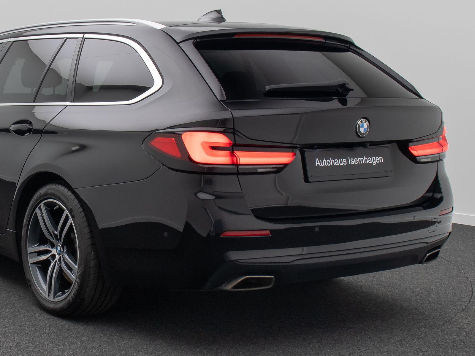Fahrzeugabbildung BMW 530d xD Alarm HUD DAB Kamera DisplayKey Panorama