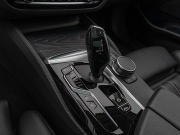 Fahrzeugabbildung BMW 530e Tour Luxury Line HiFi Pano AHK Kamera DAB