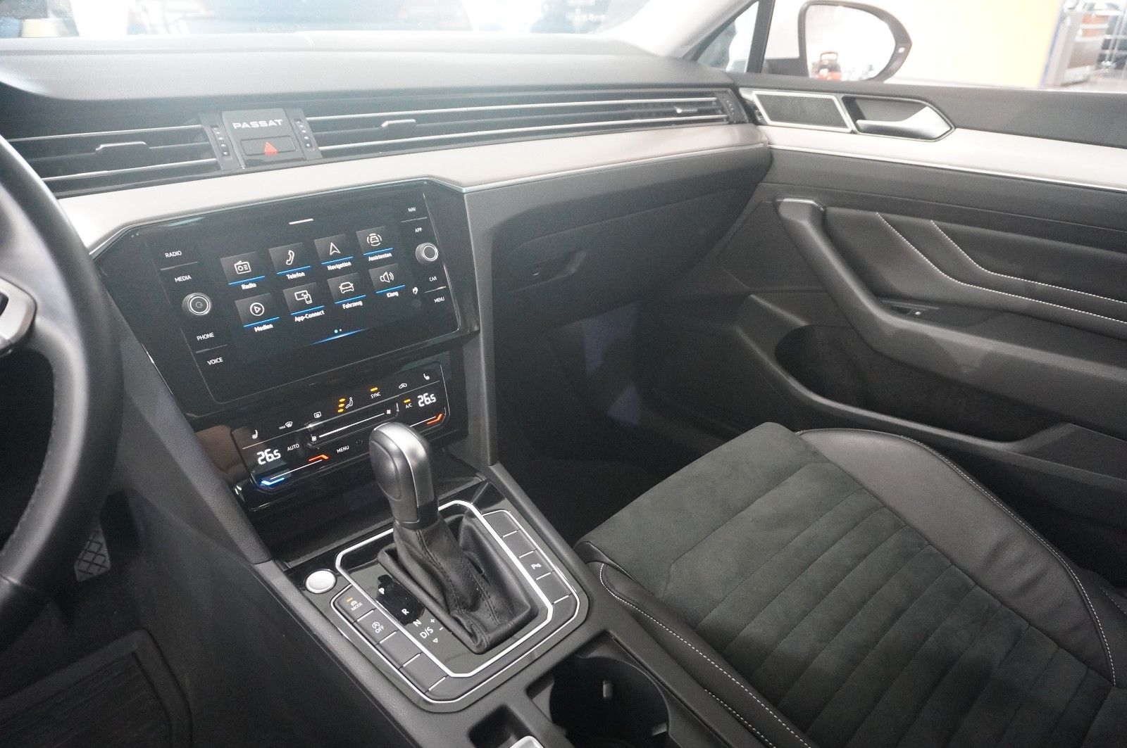 Fahrzeugabbildung Volkswagen Passat Vari. 2.0D R-LINE 4M NAVI/LED/KAMERA/AHK