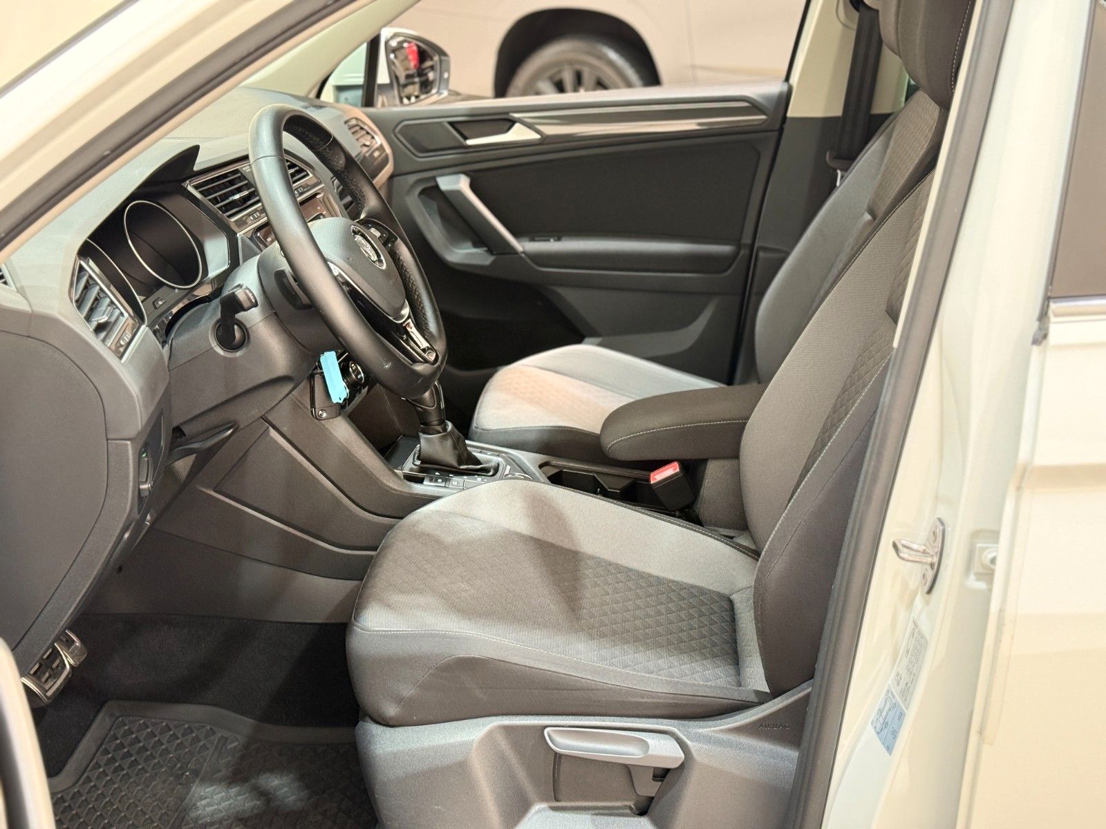 Fahrzeugabbildung Volkswagen Tiguan Comfortline DSG-4Motion-Full Link