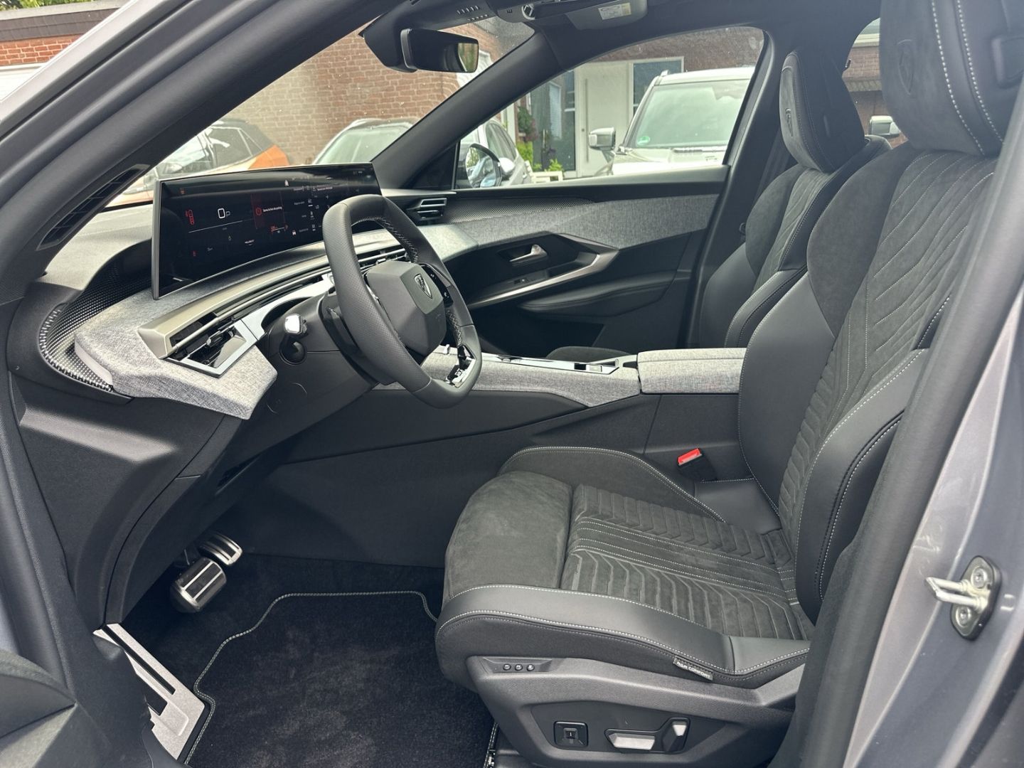 Fahrzeugabbildung Peugeot 5008 GT HYBRID 145 e-DSC6 AHK-abn. Navi ACC