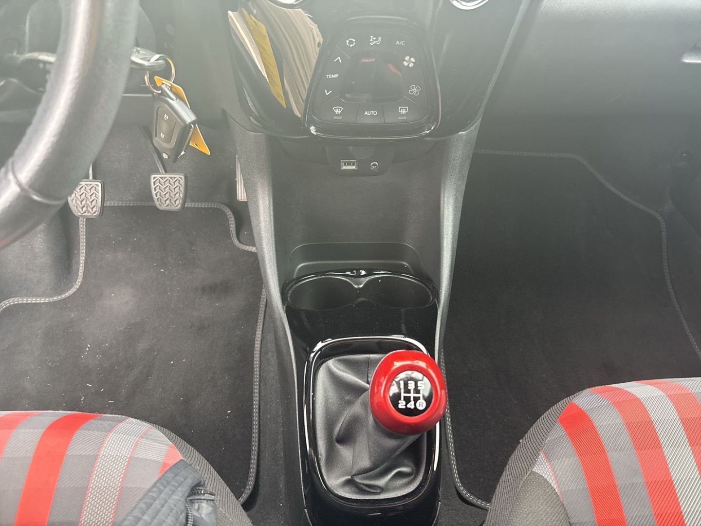 Fahrzeugabbildung Peugeot 108 TOP! VTi 72  El. Verdeck CarPlay SHZ