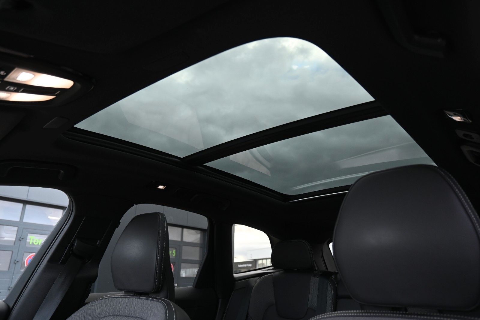 Fahrzeugabbildung Volvo XC60 B4 Ultimate Dark AWD*LUFT*360°*SDTHZG*LED