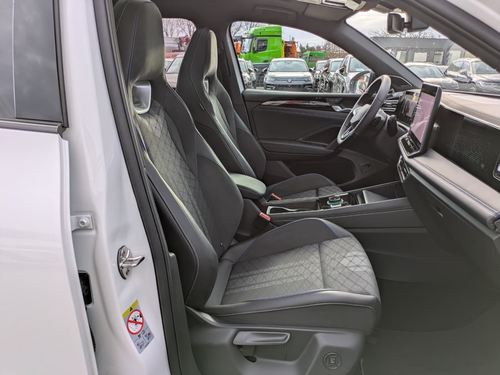 Fahrzeugabbildung Volkswagen Tiguan 2.0 TDI 4M R-Line PANO*H&K*AHK*MATRIX*20"