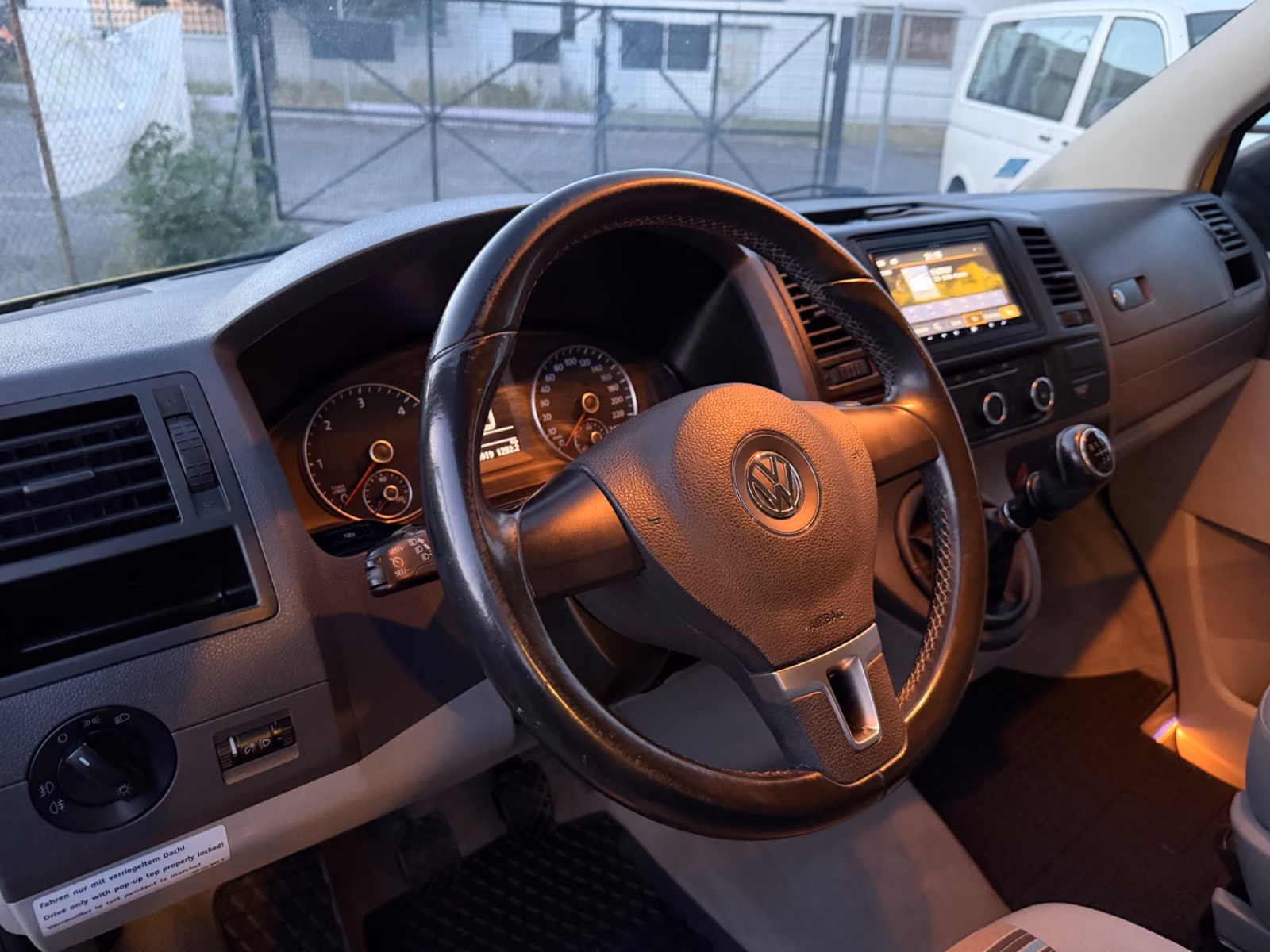 Volkswagen T5 California Beach 2.0 TDI 140 ch BVM / 1ère main / Toit relevable / Mini-cuisine / Chauffage auxiliaire