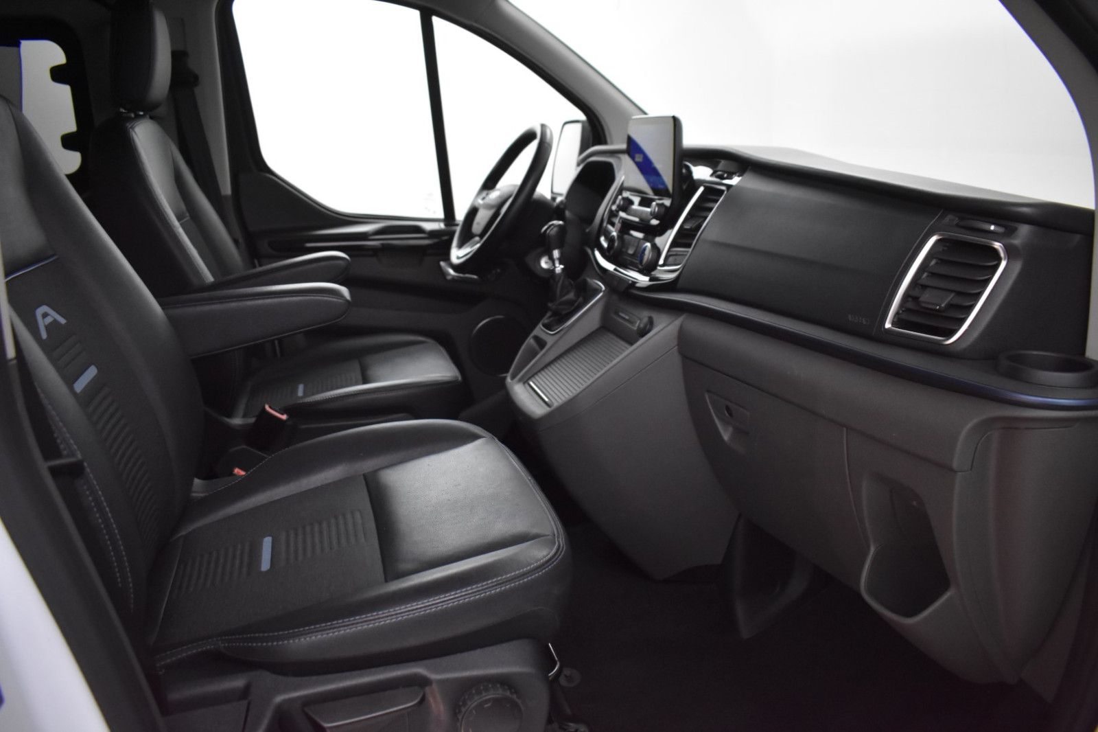FORD Tourneo Cust 320 Activ 8SI+NAV+XEN+SHZ+ACC+LEDER - Image 11