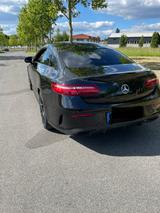 Mercedes-Benz E 200 4MATIC Autom. - - mit Hybrid-Antrieb: Coupe, Schwarz, Panorama-Dach